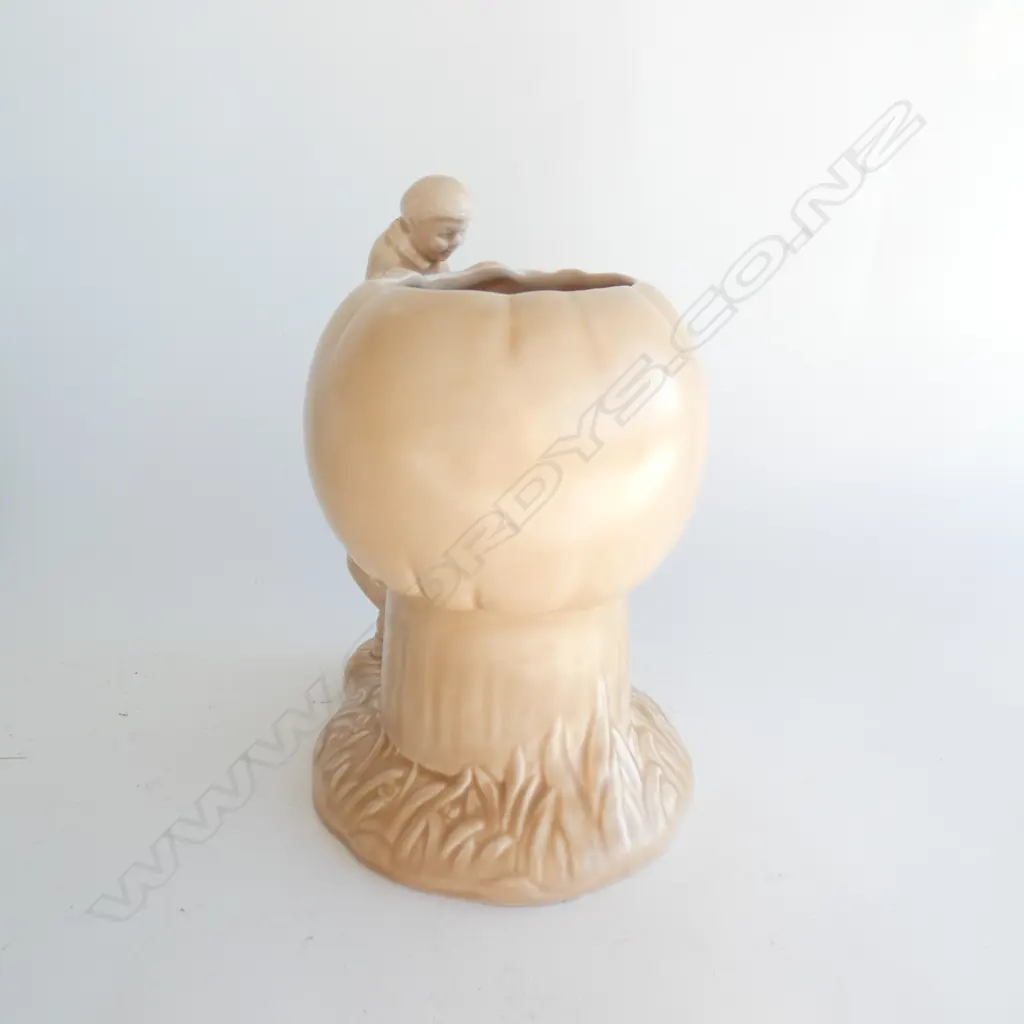 A Sylvac toadstool shape vase Image 1++